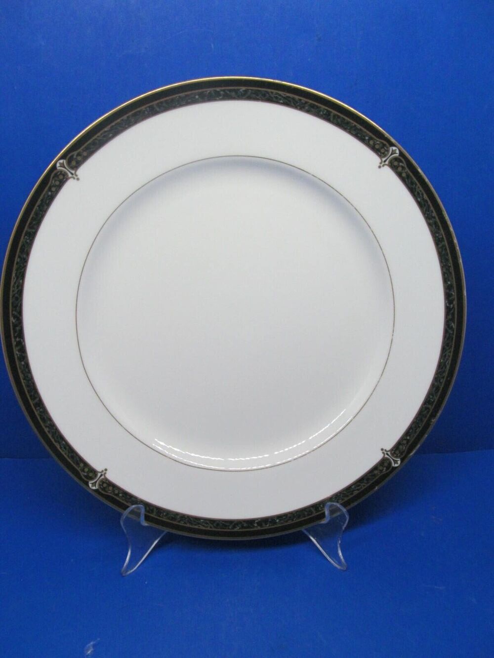 Wedgwood Embassey Collection "Whitfield" 10 7/8" Dinner Plate
